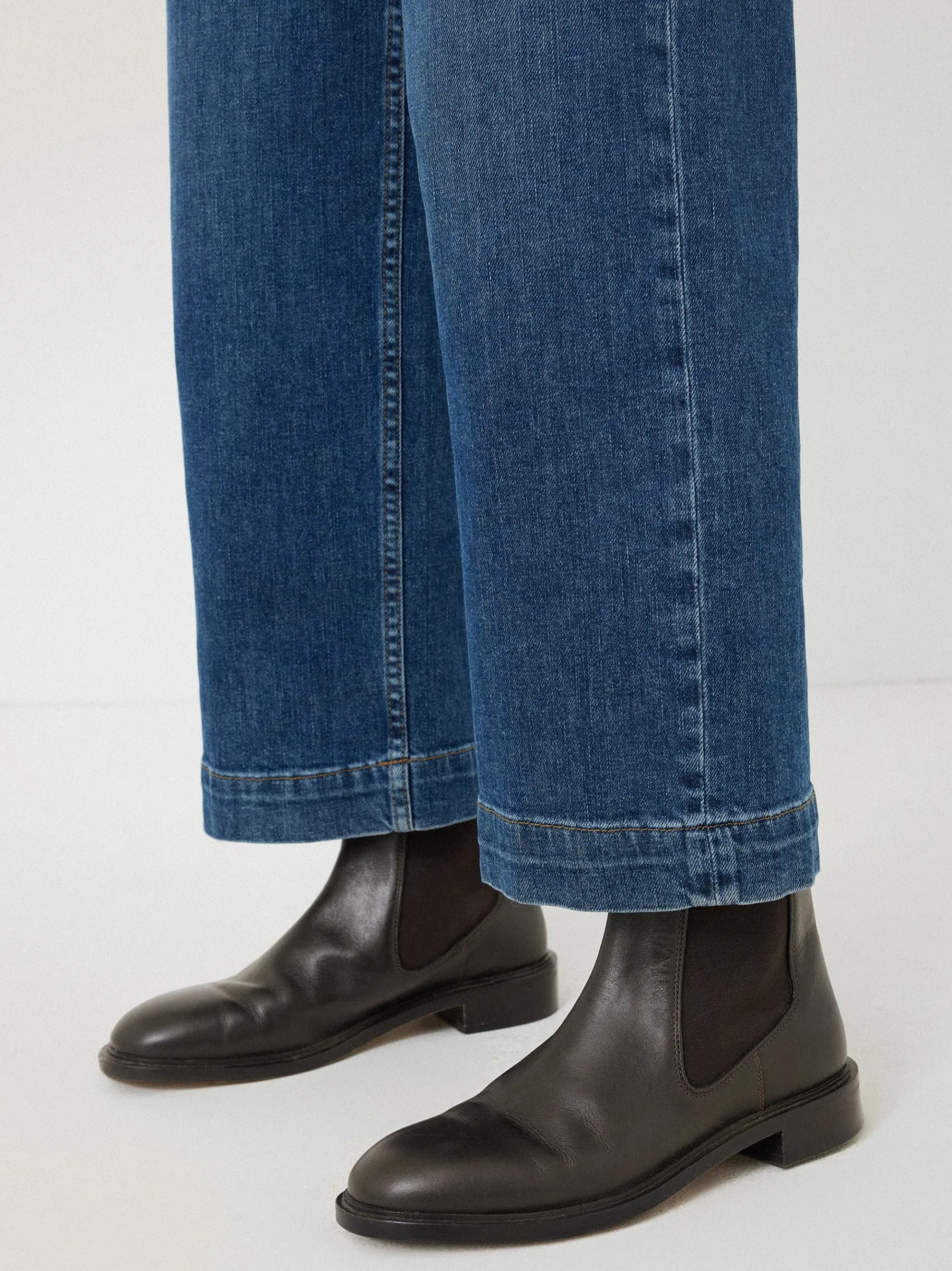 pembridge_leather_chelsea_1-1.webp Jigsaw Pembridge Leather Chelsea Boot